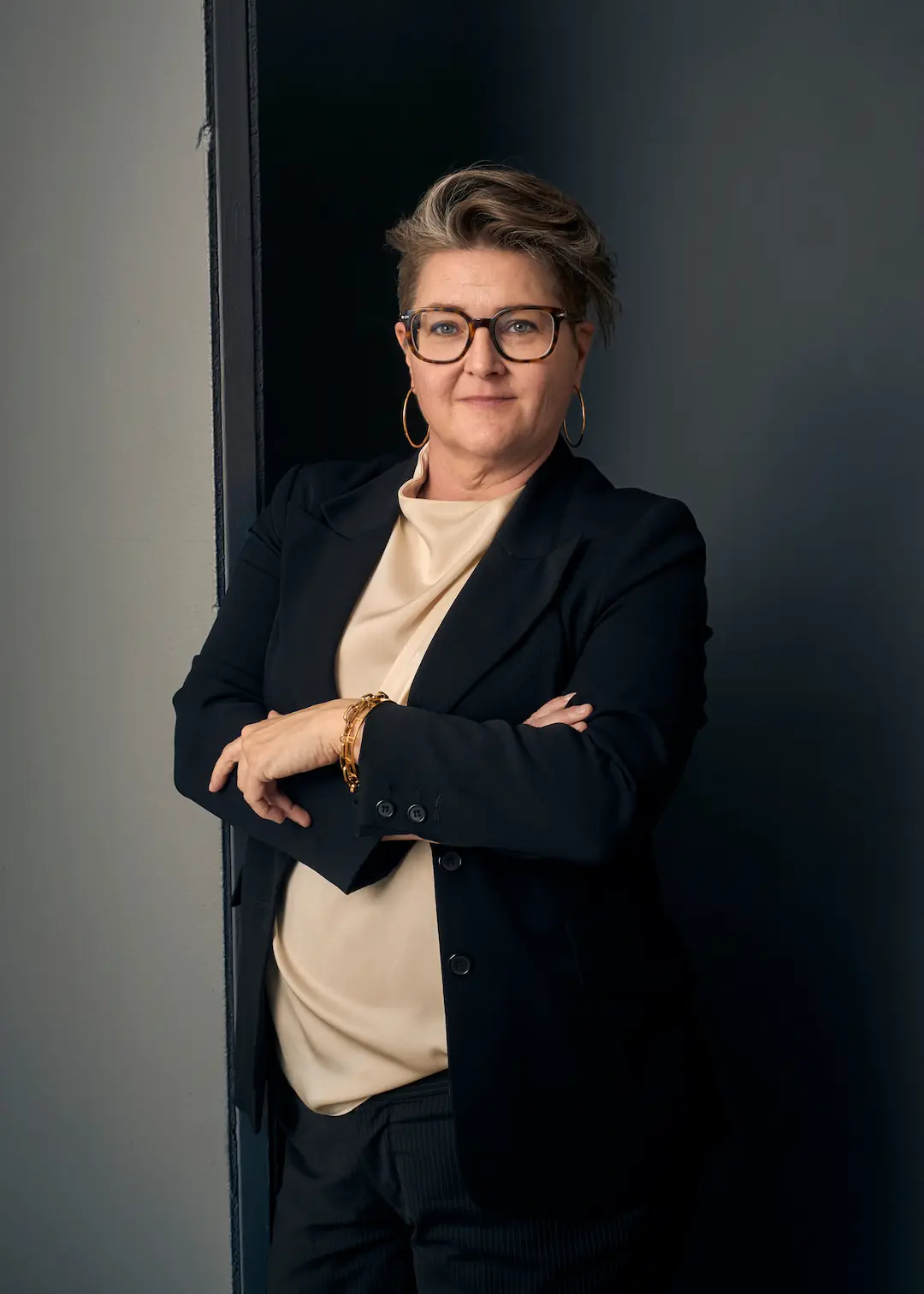 Porträtt av specialist i arbetskläder — stående format